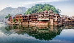 【洞见湘西】长沙、橘子洲头、韶山、张家界森林公园（袁家界、天子山、金鞭溪）、天门山（玻璃栈道）、土司王府、张家界民俗晚会、黄龙洞、湘西苗寨、凤凰古城双飞6日游