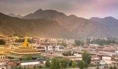 【圣境甘南  九色香巴拉】扎尕那、拉卜愣寺、花湖、纳摩大峡谷、郭莽湿地双卧9日游