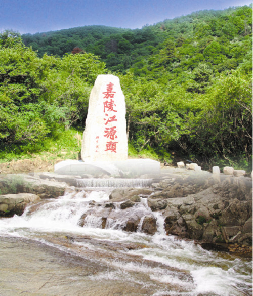 嘉陵江源头风景区位于宝鸡市南郊,川陕公路三十三公里处的秦岭之巅,属