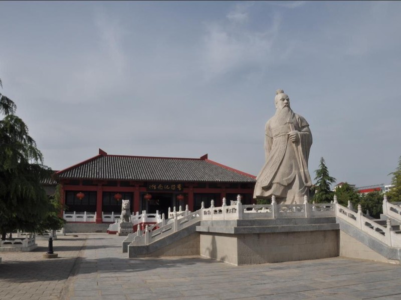 曹操宗族墓群位于亳州魏武大道两侧,主要包括董园汉墓群,曹四孤堆